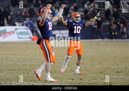 31/12/2010 - Bronx, New York, United States of America - Syracuse Orange receveur Dorian Graham (10) et de Syracuse Orange quart-arrière Ryan Nassib (12) à pied hors du terrain avec leurs mains en l'air comme Syracuse défait Kansas State 36-34 pour gagner la première nouvelle ère Pinstripe Bowl au Yankee Stadium de New York, NY (Image Crédit : © Michael Johnson/global/ZUMAPRESS Southcreek Banque D'Images