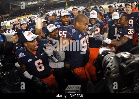 31/12/2010 - Bronx, New York, United States of America - Syracuse Orange attaquer défensif Anthony Perkins (55) danses à son équipe de terrain à la suite de Syracuse's 36-34 défait de Kansas State pour gagner la première nouvelle ère Pinstripe Bowl au Yankee Stadium de New York, NY (Image Crédit : © Michael Johnson/ZUMAPRESS.com) Southcreek/mondial Banque D'Images