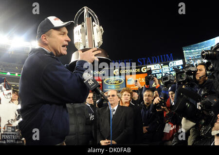 31/12/2010 - Bronx, New York, United States of America - Syracuse Orange entraîneur en chef Doug Marrone soulève le trophée George Steinbrenner après la défaite 36-34 Syracuse de Kansas State pour gagner la première nouvelle ère Pinstripe Bowl au Yankee Stadium de New York, NY (Image Crédit : © Michael Johnson/ZUMAPRESS.com) Southcreek/mondial Banque D'Images