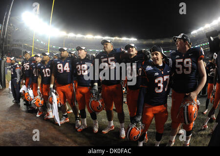 31/12/2010 - Bronx, New York, États-Unis d'Amérique - l'équipe de football de Syracuse chante les écoles alma mater en face de la Syracuse fans après l'Orange 36-34 défaite de la Kansas State Wildcats pour gagner la première nouvelle ère Pinstripe Bowl au Yankee Stadium de New York, NY (Image Crédit : © Michael Johnson/ZUMAPRESS.com) Southcreek/mondial Banque D'Images