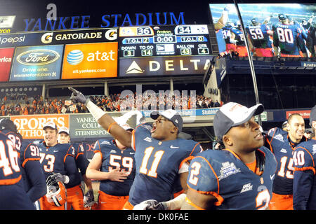 31/12/2010 - Bronx, New York, États-Unis d'Amérique - le secondeur Marquis Spruill Orange de Syracuse (11) crie tout en célébrant la victoire d'Orange plus de Kansas State. Syracuse défait Kansas State 36-34 pour gagner la première nouvelle ère Pinstripe Bowl au Yankee Stadium de New York, NY (Image Crédit : © Michael Johnson/ZUMAPRESS.com) Southcreek/mondial Banque D'Images