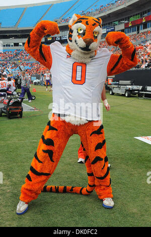 Le 31 décembre 2010 - Charlotte, Caroline du Nord, USA - Le Tigre mascotte pour Clemson montre ses affaires au cours du deuxième trimestre l'action contre l'USF. South Florida Clemson 31-26 dans les défaites Meineke Car Care Bowl au stade Bank of America à Charlotte, Caroline du Nord. (Crédit Image : © Tim Cowie/global/ZUMAPRESS.com) Southcreek Banque D'Images