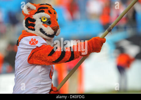 Le 31 décembre 2010 - Charlotte, Caroline du Nord, USA - Le Clemson mascot essaie d'obtenir le Tiger fans excités pendant la fin du quatrième trimestre de l'action. South Florida Clemson 31-26 dans les défaites Meineke Car Care Bowl au stade Bank of America à Charlotte, Caroline du Nord. (Crédit Image : © Tim Cowie/global/ZUMAPRESS.com) Southcreek Banque D'Images