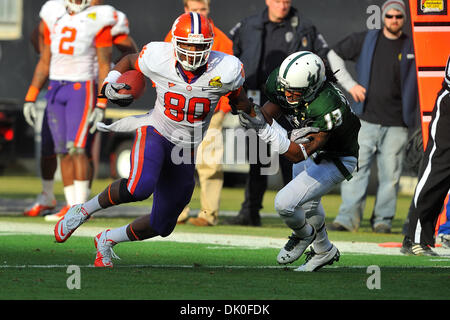 Le 31 décembre 2010 - Charlotte, Caroline du Nord, USA - Clemson tight end Brandon Ford (80) tente de se détacher de Curtis Weatherspoon (13) de l'USF en fin de quatrième trimestre jouer. South Florida Clemson 31-26 dans les défaites Meineke Car Care Bowl au stade Bank of America à Charlotte, Caroline du Nord. (Crédit Image : © Tim Cowie/global/ZUMAPRESS.com) Southcreek Banque D'Images