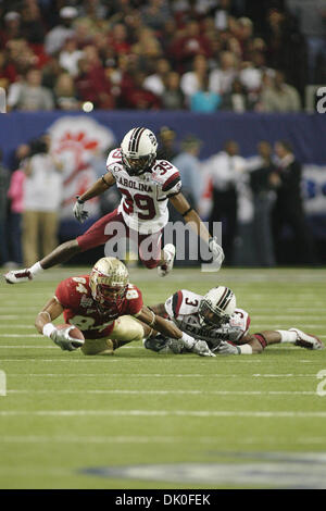 Dec 31, 2010 : Florida State Seminoles wide receiver Rodney Smith (84) est abordé par Caroline du Sud sécurité Gamecocks Akeem Auguste (3) avec Caroline du Sud Gamecocks Marty évoluait Markett (39) dans la recherche au cours de l'action jeu 2010 Chick-fil-a Bowl avec la South Carolina Gamecocks et la Florida State Seminoles au Georgia Dome à Atlanta en Géorgie. L'État de Floride Banque D'Images