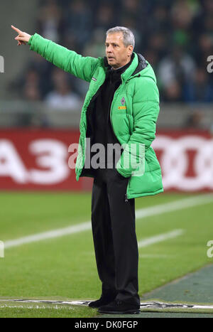 Moenchengladbach, Allemagne. 06Th Nov, 2013. L'entraîneur Lucien Favre Moenchengladbach gesticule pendant le match de football Bundesliga Borussia Moenchengladbach vs SC Fribourg au Borussia-Park Mönchengladbach dans. Dpa : Crédit photo alliance/Alamy Live News Banque D'Images