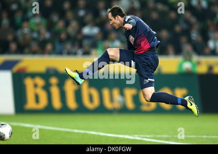 Moenchengladbach, Allemagne. 06Th Nov, 2013. Sebastian Freis de Fribourg passe à côté de l'objectif de Moenchengladbach au cours de la Bundesliga football match Borussia Moenchengladbach vs SC Fribourg au Borussia-Park Mönchengladbach dans. Dpa : Crédit photo alliance/Alamy Live News Banque D'Images