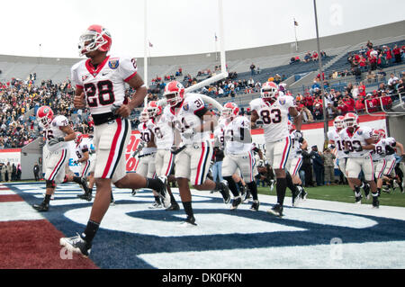 Le 31 décembre 2010 - Memphis, Tennessee, United States of America - Georgia Bulldogs Corey évoluait Dunson (28) et le reste de la Georgia Bulldogs prendre le domaine avant le début de la Liberty Bowl NCAA match entre l'Université de Floride Centrale et l'Université de Géorgie. À la mi-temps l'UCF Knights sont liées avec la Georgia Bulldogs 3 - 3. (Crédit Image : © Danny Reise/ Banque D'Images