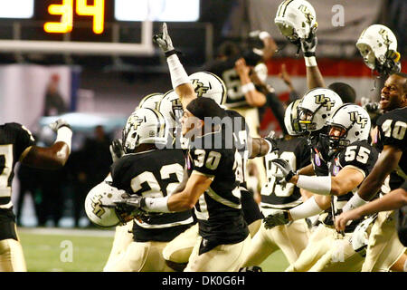 Le 31 décembre 2010 - Memphis, Al, États-Unis - UCF Knights célébrer après avoir remporté la NCAA Autozone Liberty Bowl, match de football entre la Géorgie et l'UCF. La Géorgie a battu l'UCF (10-6 à Liberty Bowl Memorial Stadium. (Crédit Image : © Jason Clark/ZUMAPRESS.com) Southcreek/mondial Banque D'Images