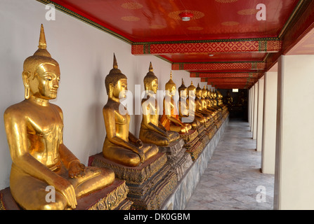 Les bouddhas du temple de Wat Pho au toit rouge Banque D'Images