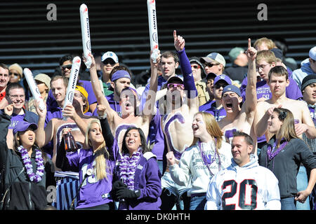 1 janvier 2011 - Dallas, Texas, États-Unis d'Amérique - Texas Tech Red Raiders Fans célébrer au cours de l'TicketCity Bowl match entre l'Université Northwestern et Texas Tech University. Les Red Raiders battu les Wildcats 45-38. (Crédit Image : © Jerome Miron/ZUMAPRESS.com) Southcreek/mondial Banque D'Images