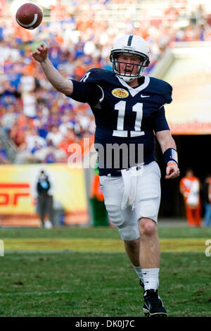 01 janvier 2011 - Tampa, Florida, USA - Penn State Nittany Lions quarterback Matthieu (11 McGloin) passe alors que sur la course..les Gators de la Floride à l'encontre de l'Université Penn State Nittany Lions 37-24 (crédit Image : © Anthony Smith/ZUMAPRESS.com) Southcreek/mondial Banque D'Images