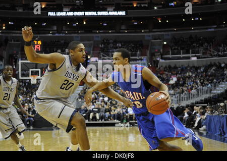 1 janvier, 2011 - Washington, District de Columbia, États-Unis d'Amérique - DePaul Blue Demons guard Brandon Young (20) lecteurs passé Georgetown Hoyas avant Jerrelle Benimon (20) au cours de la première moitié au Verizon Center. À la mi-temps le Georgetown Hoyas mènent 36-31 DePaul Blue Demons. (Crédit Image : © Carlos Suanes/ZUMAPRESS.com) Southcreek/mondial Banque D'Images