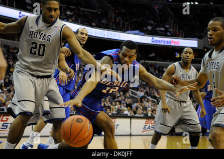 1 janvier, 2011 - Washington, District de Columbia, États-Unis d'Amérique - les démons de l'avant bleu DePaul Cleveland Melvin (12) lutte pour une balle lâche avec Georgetown Hoyas avant Jerrelle Benimon (20) au cours de la première moitié au Verizon Center. À la mi-temps le Georgetown Hoyas mènent 36-31 DePaul Blue Demons. (Crédit Image : © Carlos Suanes/ZUMAPRESS.com) Southcreek/mondial Banque D'Images