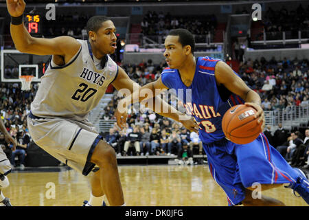 1 janvier, 2011 - Washington, District de Columbia, États-Unis d'Amérique - DePaul Blue Demons guard Brandon Young (20) lecteurs passé Georgetown Hoyas avant Jerrelle Benimon (20) au cours de la première moitié au Verizon Center. À la mi-temps le Georgetown Hoyas mènent 36-31 DePaul Blue Demons. (Crédit Image : © Carlos Suanes/ZUMAPRESS.com) Southcreek/mondial Banque D'Images