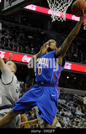 1 janvier, 2011 - Washington, District de Columbia, États-Unis d'Amérique - DePaul Blue Demons guard Brandon Young (20) tente un tir au cours de la première moitié au Verizon Center. À la mi-temps le Georgetown Hoyas mènent 36-31 DePaul Blue Demons. (Crédit Image : © Carlos Suanes/ZUMAPRESS.com) Southcreek/mondial Banque D'Images