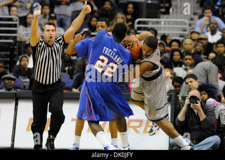 1 janvier, 2011 - Washington, District de Columbia, États-Unis d'Amérique - Georgetown Hoyas avant Jerrelle Benimon (20) se bat pour la balle avec les démons de l'avant bleu DePaul Tony Freeland (22) au cours de la seconde moitié au Verizon Center. Georgetown Hoyas défait 86-75 DePaul Blue Demons. (Crédit Image : © Carlos Suanes/ZUMAPRESS.com) Southcreek/mondial Banque D'Images