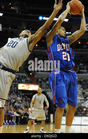 1 janvier, 2011 - Washington, District de Columbia, États-Unis d'Amérique - DePaul Blue Demons guard Brandon Young (20) s'empare d'un rebond contre Georgetown Hoyas avant Jerrelle Benimon (20) au cours de la seconde moitié au Verizon Center. Georgetown Hoyas défait 86-75 DePaul Blue Demons. (Crédit Image : © Carlos Suanes/ZUMAPRESS.com) Southcreek/mondial Banque D'Images