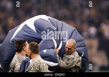 Le 2 janvier, 2011 - La Nouvelle Orléans, Louisiane, États-Unis - Les membres des forces armées américaines portent un drapeau américain géant dans le cadre de la fête d'avant-match avant la Nouvelle Orleans Saints et les Tampa Bay Buccaneers au Louisiana Superdome. Les Buccaneers gagné 23-13. (Crédit Image : © Donald Page/global/ZUMAPRESS.com) Southcreek Banque D'Images