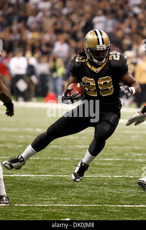 12 déc 2010 : New Orleans Saints Chris running back (29) Ivoire s'exécute avec le ballon lors d'action de jeu entre les New Orleans Saints et les Tampa Bay Buccaneers au Louisiana Superdome à la Nouvelle Orléans, Louisiane. Les Buccaneers gagné 23-13. (Crédit Image : © Donald Page/global/ZUMAPRESS.com) Southcreek Banque D'Images