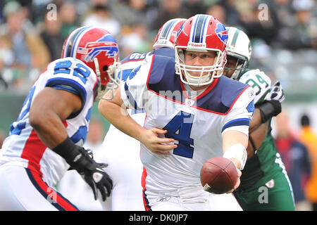 2 janvier 2011 - East Rutherford, New Jersey, États-Unis - Buffalo Bills quarterback BRIAN BROHM (4) en action lors du dernier match de saison régulière au New Meadowlands Stadium. (Crédit Image : © Brooks von Arx/global/ZUMAPRESS.com) Southcreek Banque D'Images