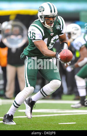 2 janvier 2011 - East Rutherford, New Jersey, États-Unis - New York Jets le receveur Brad Smith (16) en action lors du dernier match de saison régulière au nouveau stade de Meadowlands à East Rutherford dans le New Jersey (crédit Image : © Brooks von Arx/global/ZUMAPRESS.com) Southcreek Banque D'Images