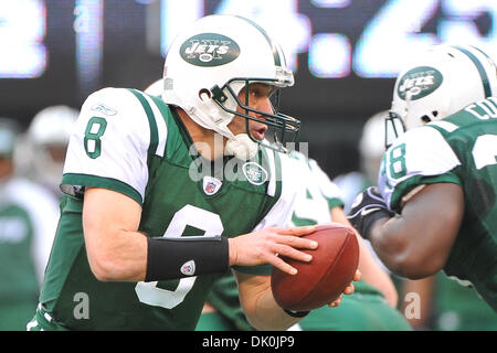 2 janvier 2011 - East Rutherford, New Jersey, États-Unis - New York Jets quarterback Mark Brunell (8) en action lors du dernier match de saison régulière au nouveau stade de Meadowlands à East Rutherford dans le New Jersey (crédit Image : © Brooks von Arx/global/ZUMAPRESS.com) Southcreek Banque D'Images