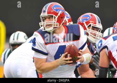 2 janvier 2011 - East Rutherford, New Jersey, États-Unis - Buffalo Bills quarterback Brian Brohm (4) en action lors du dernier match de saison régulière au nouveau stade de Meadowlands à East Rutherford dans le New Jersey (crédit Image : © Brooks von Arx/global/ZUMAPRESS.com) Southcreek Banque D'Images