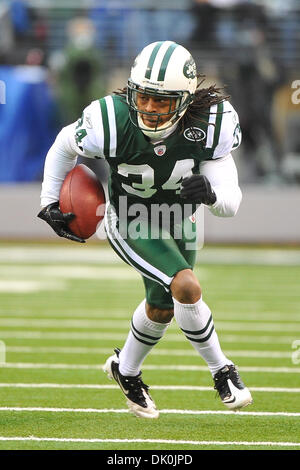 2 janvier 2011 - East Rutherford, New Jersey, États-Unis - New York Jets Marquice évoluait Cole (34) s'exécute en arrière une interception pour les Jets premier touché au cours du dernier match de saison régulière au nouveau stade de Meadowlands à East Rutherford dans le New Jersey (crédit Image : © Brooks von Arx/global/ZUMAPRESS.com) Southcreek Banque D'Images