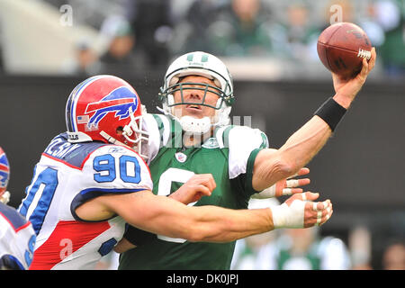 2 janvier 2011 - East Rutherford, New Jersey, États-Unis - Buffalo Bills secondeur Chris Kelsay (90) Court New York Jets quarterback Mark Brunell (8) au cours du dernier match de saison régulière au nouveau stade de Meadowlands à East Rutherford dans le New Jersey (crédit Image : © Brooks von Arx/global/ZUMAPRESS.com) Southcreek Banque D'Images