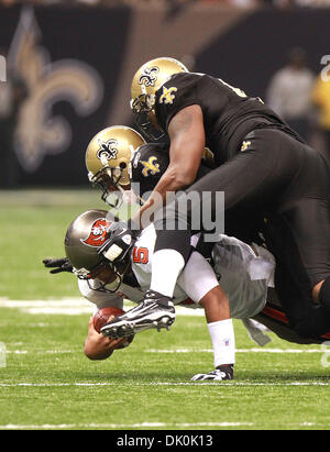 Jan 02, 2011 - La Nouvelle Orléans, Louisiane, États-Unis - Tampa Bay Buccaneers quarterback JOSH FREEMAN est abordé par les New Orleans Saints au cours de saison régulière au Superdome. (Crédit Image : © DAN ANDERSON/ZUMA Press) Banque D'Images