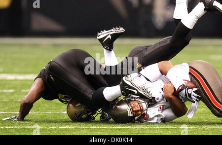 Jan 02, 2011 - La Nouvelle Orléans, Louisiane, États-Unis - Tampa Bay Buccaneers quarterback JOSH FREEMAN après avoir été abordé par les New Orleans Saints au cours de saison régulière au Superdome. (Crédit Image : © DAN ANDERSON/ZUMA Press) Banque D'Images