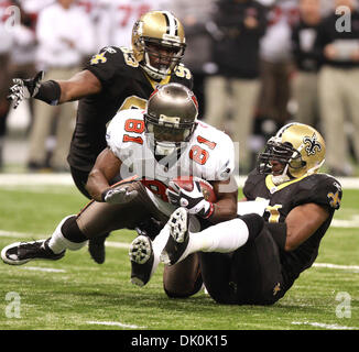 Jan 02, 2011 - La Nouvelle Orléans, Louisiane, États-Unis - Tampa Bay Buccaneer MICHEAL SPURLOCK est abordé par les saints de la Nouvelle Orléans GULETTE JUNIOR (à gauche) et ROMAN HARPER (à droite) au cours de saison régulière au Superdome. (Crédit Image : © Dan Anderson/ZUMApress.com) Banque D'Images