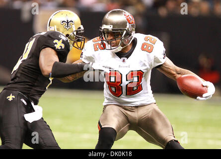 Jan 02, 2011 - La Nouvelle Orléans, Louisiane, États-Unis - New Orleans Saint Roman HARPER essaie de bloquer des Tampa Bay Buccaneer KELLEN WINSLOW au cours de saison régulière au Superdome. (Crédit Image : © DAN ANDERSON/ZUMA Press) Banque D'Images