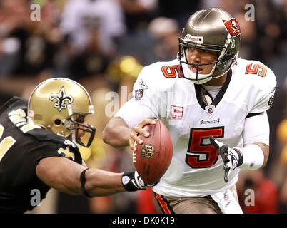 Jan 02, 2011 - La Nouvelle Orléans, Louisiane, États-Unis - Tampa Bay Buccaneers quarterback JOSH Freeman échappe à la Nouvelle Orléans Saint Will Smith au cours de saison régulière au Superdome. (Crédit Image : © DAN ANDERSON/ZUMA Press) Banque D'Images