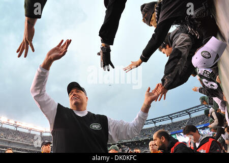 2 janvier 2011 - East Rutherford, New Jersey, États-Unis - New York Jets l'entraîneur-chef REX RYAN célèbre avec les fans après le dernier match de saison régulière au New Meadowlands Stadium. New York a battu Buffalo 38 - 7 pour décrocher une place en séries éliminatoires (crédit Image : © Brooks von Arx/global/ZUMAPRESS.com) Southcreek Banque D'Images