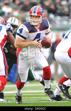 2 janvier 2011 - East Rutherford, New Jersey, États-Unis - Buffalo Bills quarterback Brian Brohm (4) en action lors du dernier match de saison régulière au nouveau stade à East Rutherford Meadowlands New Jersey New York bat Buffalo 38 à 7 pour décrocher une place en séries éliminatoires (crédit Image : © Brooks von Arx/global/ZUMAPRESS.com) Southcreek Banque D'Images