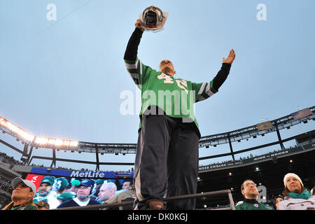 2 janvier 2011 - East Rutherford, New Jersey, États-Unis - Pompier Ed rassemble la foule à la New Meadowlands Stadium à East Rutherford dans le New Jersey New York bat Buffalo 38 à 7 pour décrocher une place en séries éliminatoires (crédit Image : © Brooks von Arx/global/ZUMAPRESS.com) Southcreek Banque D'Images