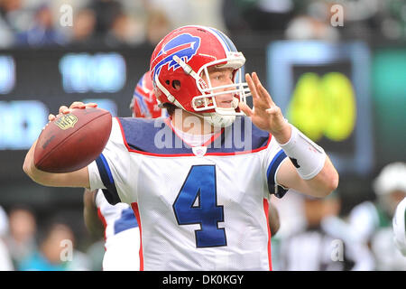 2 janvier 2011 - East Rutherford, New Jersey, États-Unis - Buffalo Bills quarterback Brian Brohm (4) en action lors du dernier match de saison régulière au nouveau stade à East Rutherford Meadowlands New Jersey New York bat Buffalo 38 à 7 pour décrocher une place en séries éliminatoires (crédit Image : © Brooks von Arx/global/ZUMAPRESS.com) Southcreek Banque D'Images