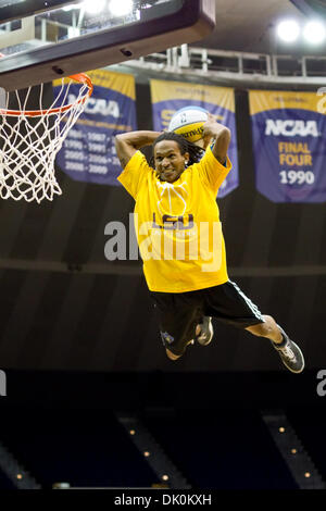 2 janvier 2011 - Baton Rouge, Louisiane, États-Unis - 2 janvier 2011, New York à la LSU ; New Orleans Hornets La prestation de l'équipe de dunk à la mi-temps, New York a gagné le match 73-65 (crédit Image : © John Korduner/ZUMAPRESS.com) Southcreek/mondial Banque D'Images