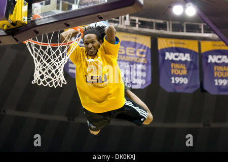 2 janvier 2011 - Baton Rouge, Louisiane, États-Unis - 2 janvier 2011, New York à la LSU ; New Orleans Hornets La prestation de l'équipe de dunk à la mi-temps, New York a gagné le match 73-65 (crédit Image : © John Korduner/ZUMAPRESS.com) Southcreek/mondial Banque D'Images