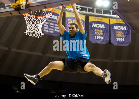 2 janvier 2011 - Baton Rouge, Louisiane, États-Unis - 2 janvier 2011, New York à la LSU ; New Orleans Hornets La prestation de l'équipe de dunk à la mi-temps, New York a gagné le match 73-65 (crédit Image : © John Korduner/ZUMAPRESS.com) Southcreek/mondial Banque D'Images