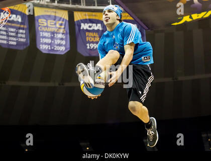 2 janvier 2011 - Baton Rouge, Louisiane, États-Unis - 2 janvier 2011, New York à la LSU ; New Orleans Hornets La prestation de l'équipe de dunk à la mi-temps, New York a gagné le match 73-65 (crédit Image : © John Korduner/ZUMAPRESS.com) Southcreek/mondial Banque D'Images