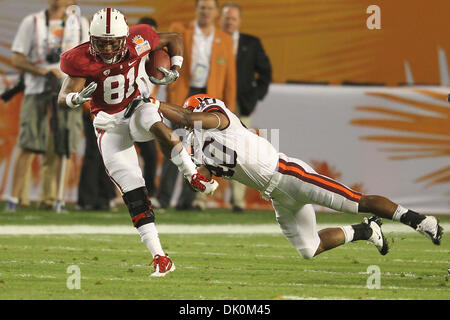 3 janvier 2011 - Miami, Floride, États-Unis d'Amérique - Stanford Cardinal le receveur Chris Owusu (81) casse un s'attaquer à l'encontre de la Virginia Tech Hokies pendant l'Orange Bowl 2011 tenu au Sun Life Stadium de Miami Gardens, FL. (Crédit Image : © Don Montague/ZUMAPRESS.com) Southcreek/mondial Banque D'Images