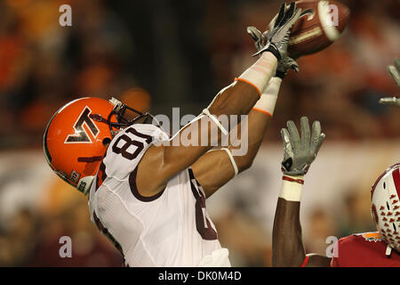 3 janvier 2011 - Miami, Floride, États-Unis d'Amérique - Virginia Tech Hokies wide receiver Jarrett Boykin (81) attrape un ballon au-dessus d'un défenseur de Stanford Cardinal au cours de l'Orange Bowl 2011 tenu au Sun Life Stadium de Miami Gardens, FL. (Crédit Image : © Don Montague/ZUMAPRESS.com) Southcreek/mondial Banque D'Images