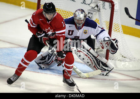 3 janvier 2011 - Buffalo, New York, États-Unis d'Amérique - Équipe Canada avant (# 12) Quinton Howden attrape un passage devant le gardien nous(# 1) Jack Campbell dans la demi-finale du jeu 2011 Championnat mondial junior des championnats de hockey U20 à la HSBC Arena de Buffalo, New York. Canada battre l'US 4-1 (Image Crédit : © Steve DeMeo/global/ZUMApress.com) Southcreek Banque D'Images