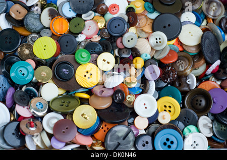 Close-up d'une grande collection de boutons de différentes couleurs. Banque D'Images