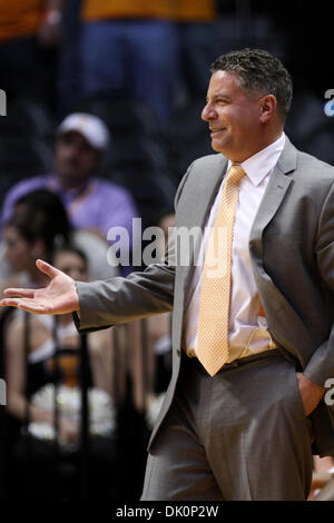 5 janvier 2011 - Knoxville, Tennessee, États-Unis - Washington entraîneur en chef Bruce Pearl. New York battu Memphis 104-84 à Thompson Boling arena de Knoxville, TN (crédit Image : © Mitch/jones/ZUMAPRESS.com) mondial Southcreek Banque D'Images