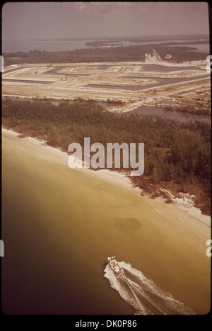 Cette photographie représente un lotissement sur Marco Island, en Floride, mettant en valeur des bâtiments résidentiels dans la région. Marco Island est connue pour son développement immobilier et ses propriétés côtières. Banque D'Images