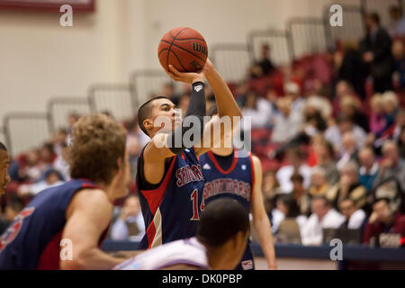 Le 6 janvier, 2011 - Los Angeles, Californie, États-Unis d'Amérique - 06 janvier, 2011 : Saint Mary's Stephen Holt (14) porte sur sa tentative de lancers. Saint Mary's a battu la Loyola Marymount 98-75. (Crédit Image : © Josh Chapelle/ZUMAPRESS.com) Southcreek/mondial Banque D'Images